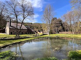 Mansion With Pool, Neblon