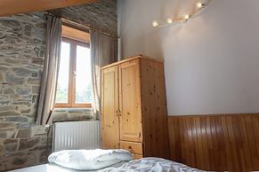 Mansion With Pool, Neblon