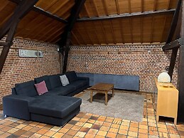 Mansion With Pool, Neblon