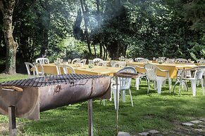Mansion With Pool, Neblon