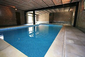 Mansion With Pool, Neblon