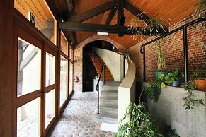 Mansion With Pool, Neblon