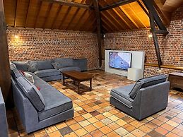 Mansion With Pool, Neblon