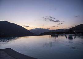 Belvilla by Oyo Rustic Holiday Home With Pool