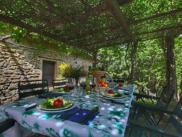 Detached Cottage With Swimming Pool