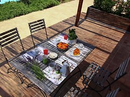 Enticing Farmhouse in Montalto di Castro near Sea