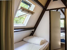 Quaint Chalet in Petithan With Roofed Pool