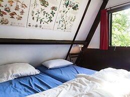 Quaint Chalet in Petithan With Roofed Pool