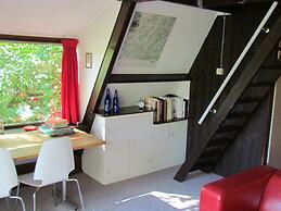 Quaint Chalet in Petithan With Roofed Pool