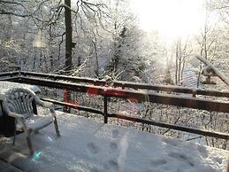 Quaint Chalet in Petithan With Roofed Pool