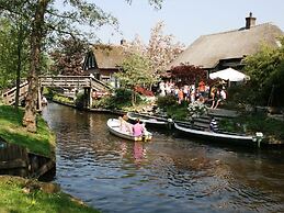 Modern Lodge in Centre of Giethoorn
