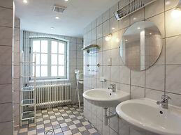 Farmhouse in Sint Joost With Pool & BBQ