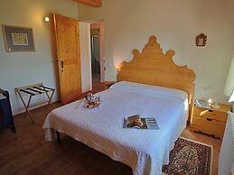 Farmhouse With Swimming Pool in Montelabbate