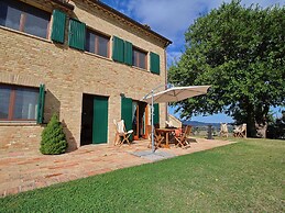 Farmhouse With Swimming Pool in Montelabbate