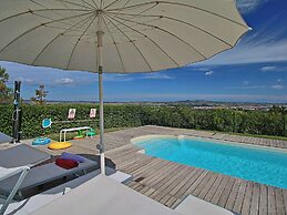 Farmhouse With Swimming Pool in Montelabbate
