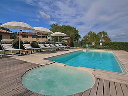 Farmhouse With Swimming Pool in Montelabbate