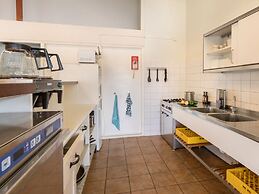 Well Furnished Home for Groups with Dishwasher near Water