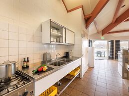 Well Furnished Home for Groups with Dishwasher near Water