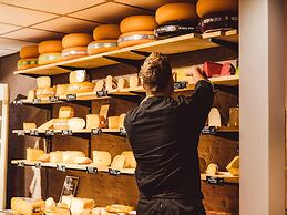 Well Furnished Home for Groups with Dishwasher near Water