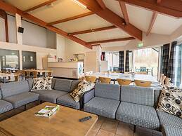 Well Furnished Home for Groups with Dishwasher near Water