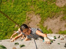 Well Furnished Home for Groups with Dishwasher near Water