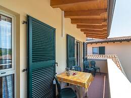 Agriturismo with Pool near Golf Course & Salò