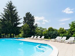 Agriturismo with Pool near Golf Course & Salò