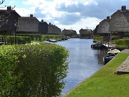 Stylish Thatched Villa With a Dishwasher at Giethoorn
