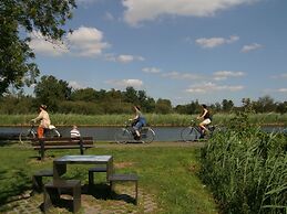 Stylish Thatched Villa With a Dishwasher at Giethoorn