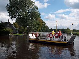 Stylish Thatched Villa With a Dishwasher at Giethoorn