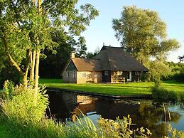Stylish Thatched Villa With a Dishwasher at Giethoorn