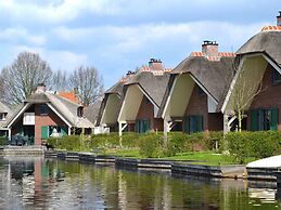 Stylish Thatched Villa With a Dishwasher at Giethoorn