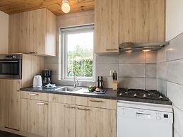 Stylish Thatched Villa With a Dishwasher at Giethoorn