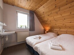 Stylish Thatched Villa With a Dishwasher at Giethoorn