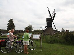 Stylish Thatched Villa With a Dishwasher at Giethoorn