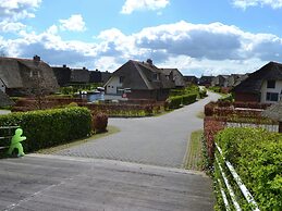 Stylish Thatched Villa With a Dishwasher at Giethoorn