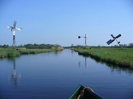 Stylish Thatched Villa With a Dishwasher at Giethoorn