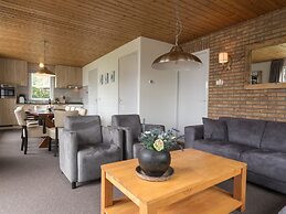 Stylish Thatched Villa With a Dishwasher at Giethoorn