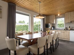 Stylish Thatched Villa With a Dishwasher at Giethoorn