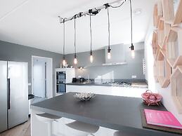 Modern Lodge With Combi Microwave