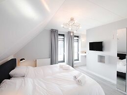 Modern Lodge With Combi Microwave