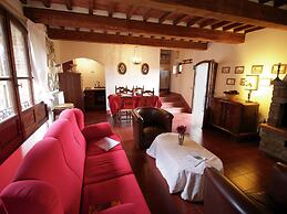 Quaint Cottage With Pool