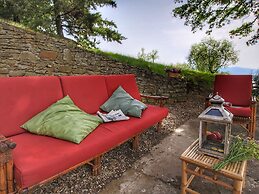 Quaint Cottage With Pool