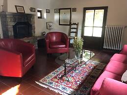 Quaint Cottage With Pool