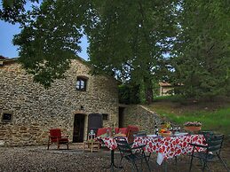 Quaint Cottage With Pool