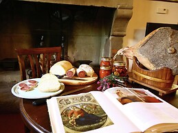 Authentic Farmhouse with Pool, Hot Tub, Playground, Garden