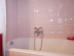 Belvilla by OYO Apartment in Castle With Garden