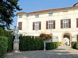 Belvilla by OYO Apartment in Castle With Garden