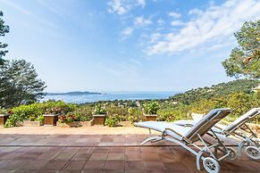 Villa in Hyeres Near Beach & Pool