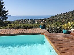 Villa in Hyeres Near Beach & Pool